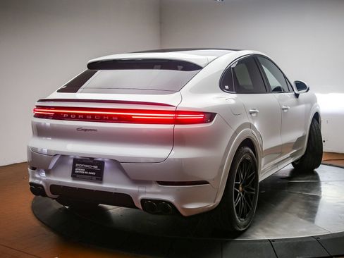 Certified 2026 Porsche Cayenne Coupe AWD/4WD image 8