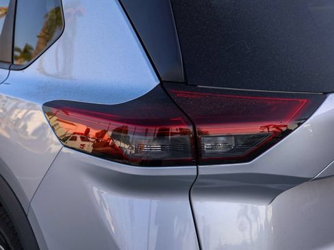 Used 2024 Nissan Rogue SV FWD image 7