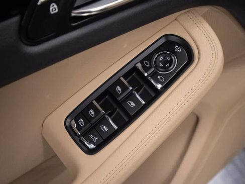 Certified 2025 Porsche Macan AWD/4WD image 25