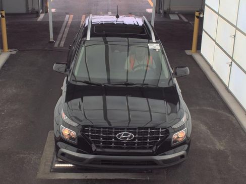 Used 2023 Hyundai Venue SEL FWD image 2