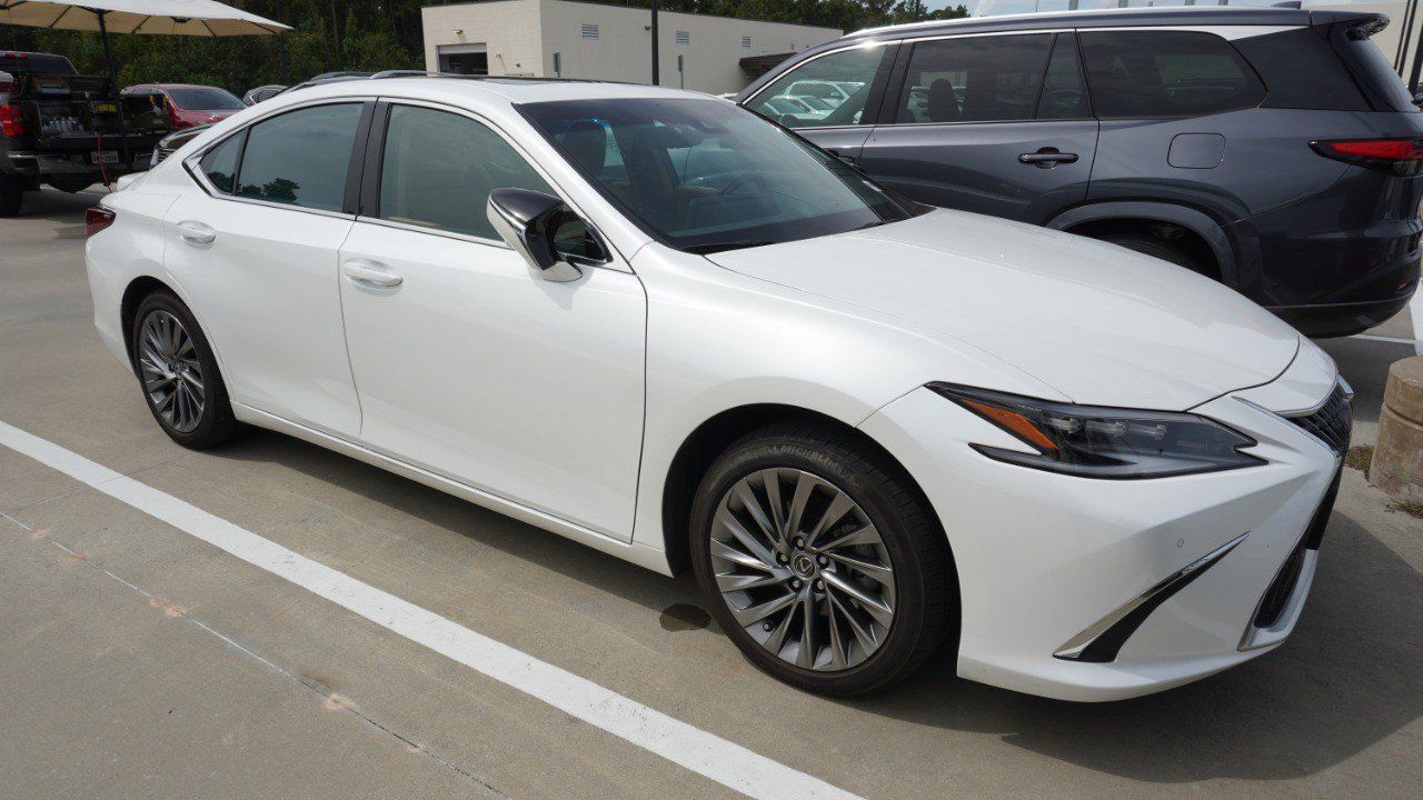Used 2024 Lexus ES 300h Ultra Luxury FWD image 3