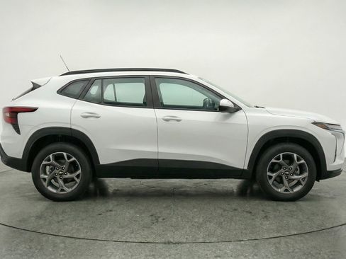 Used 2025 Chevrolet Trax LT image 11