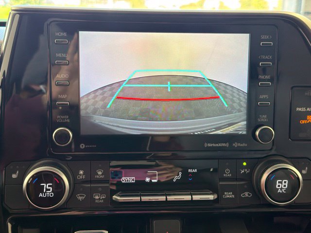 Used 2020 Toyota Highlander XLE AWD/4WD image 43