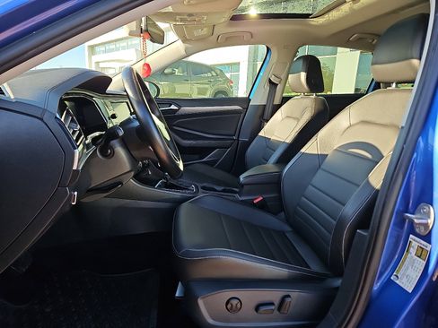 Certified 2022 Volkswagen Jetta SE w/ Panoramic Sunroof Package image 9