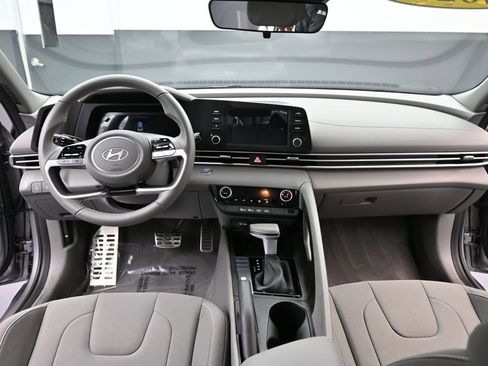 Certified 2025 Hyundai Elantra Sport image 10