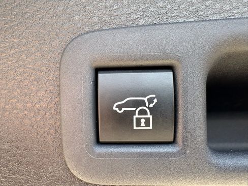 Used 2025 Toyota Sienna XLE Woodland Edition AWD/4WD image 32
