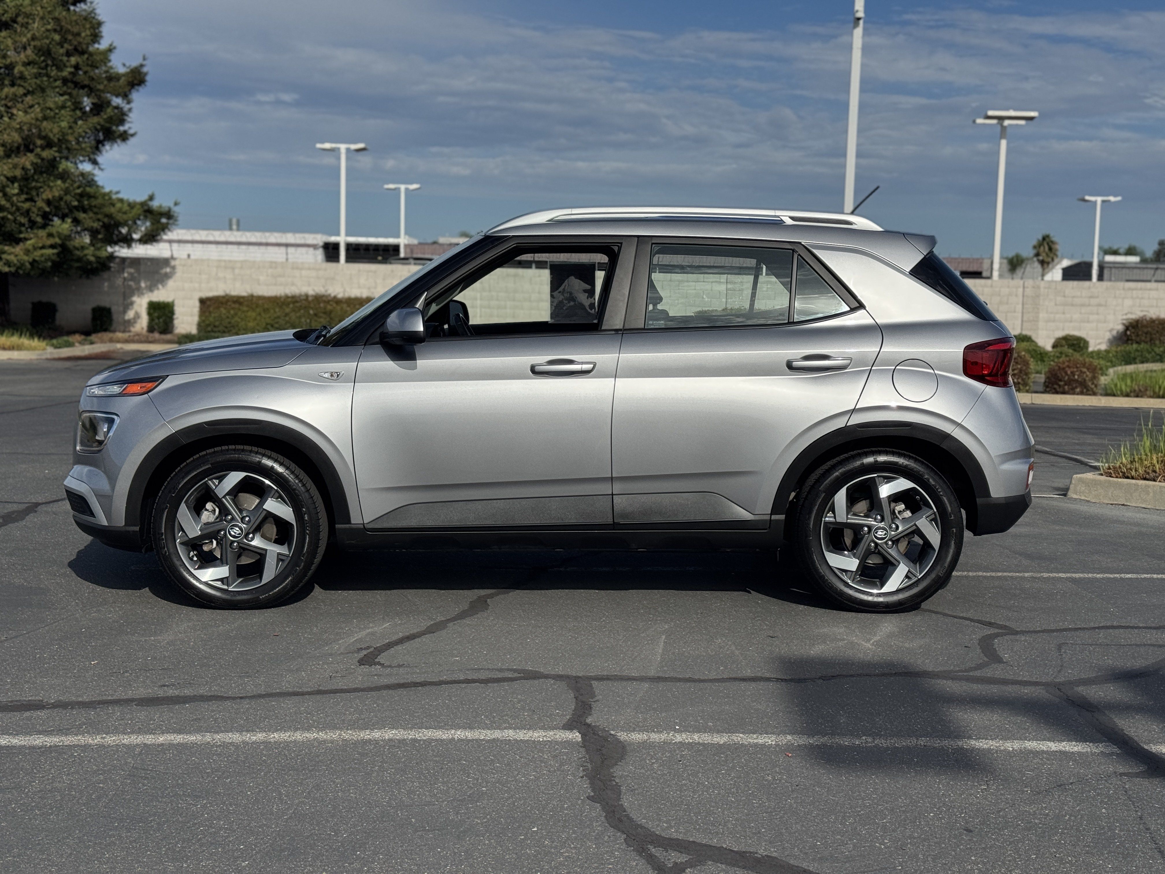 Used 2023 Hyundai Venue SEL FWD image 4