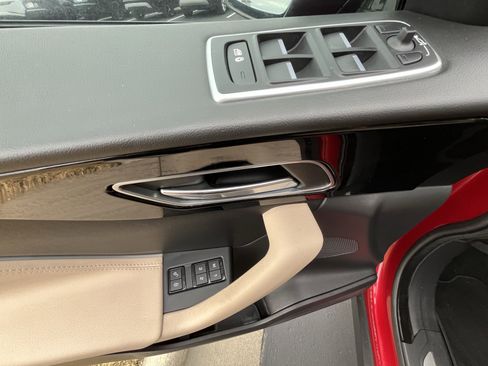 Used 2018 Jaguar F-PACE Premium image 16