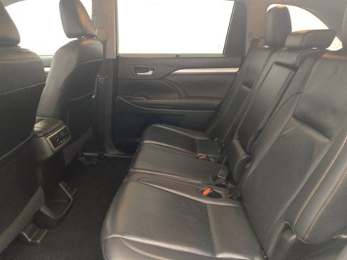 Used 2019 Toyota Highlander XLE FWD image 18