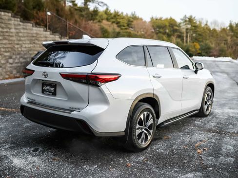 Certified 2023 Toyota Highlander XLE image 6