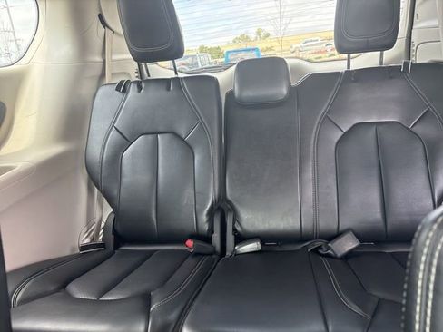 Used 2023 Chrysler Pacifica Touring-L image 17