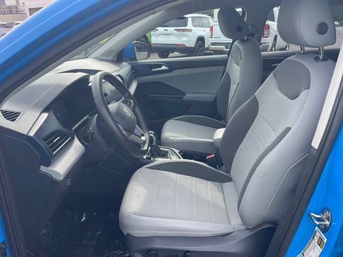 Used 2022 Volkswagen Taos SE w/ Panoramic Sunroof Package FWD image 2