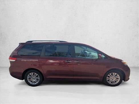 Used 2014 Toyota Sienna XLE FWD image 4