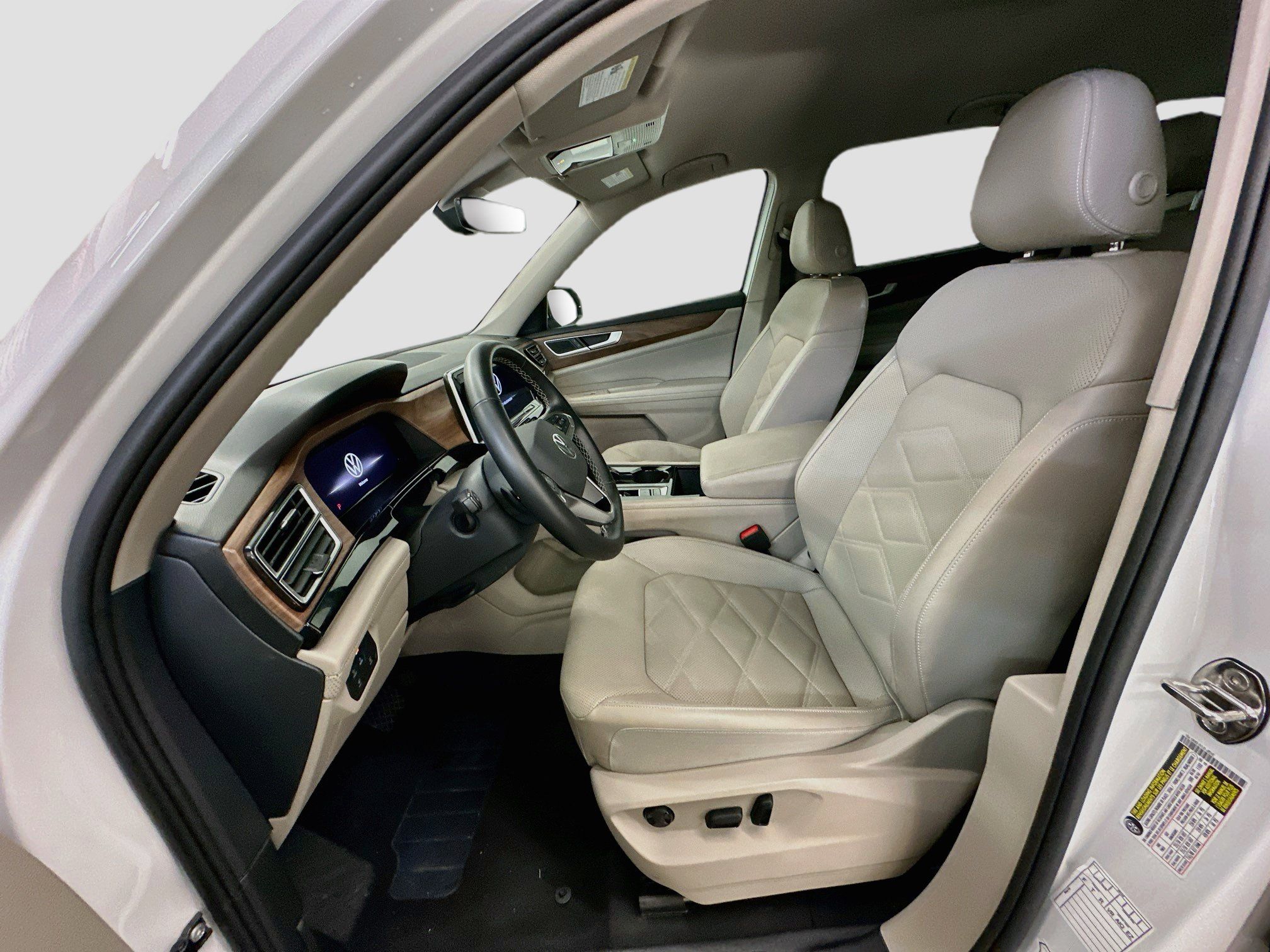 Used 2025 Volkswagen Atlas SE AWD/4WD image 13