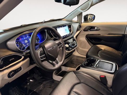 Used 2024 Chrysler Pacifica Touring-L FWD image 10