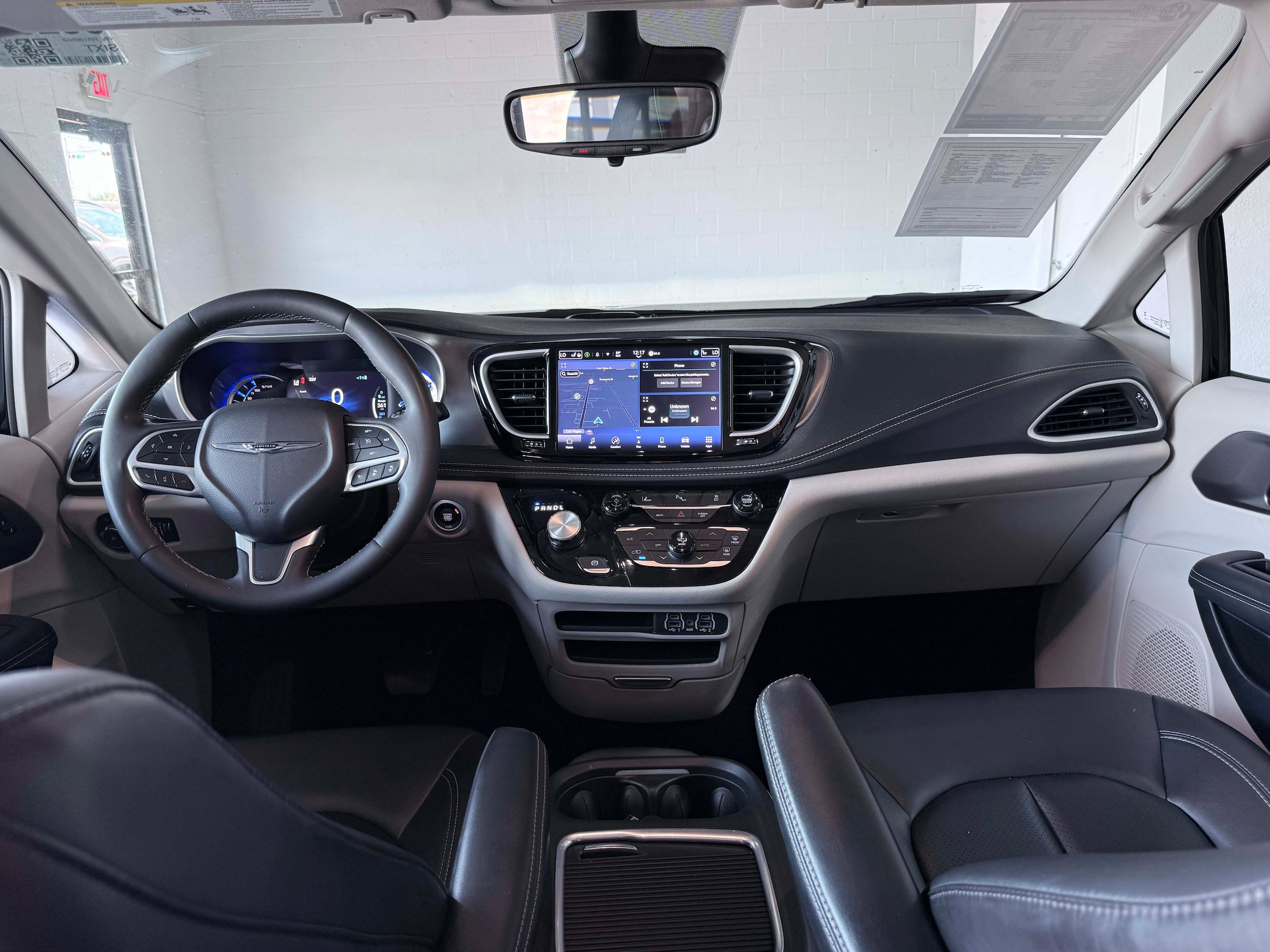 Used 2024 Chrysler Pacifica Limited FWD image 17