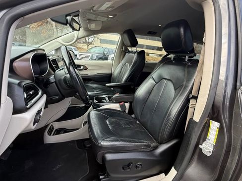 Used 2018 Chrysler Pacifica Touring-L w/ Premium Audio Group image 2