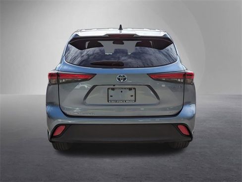 Used 2022 Toyota Highlander LE image 4