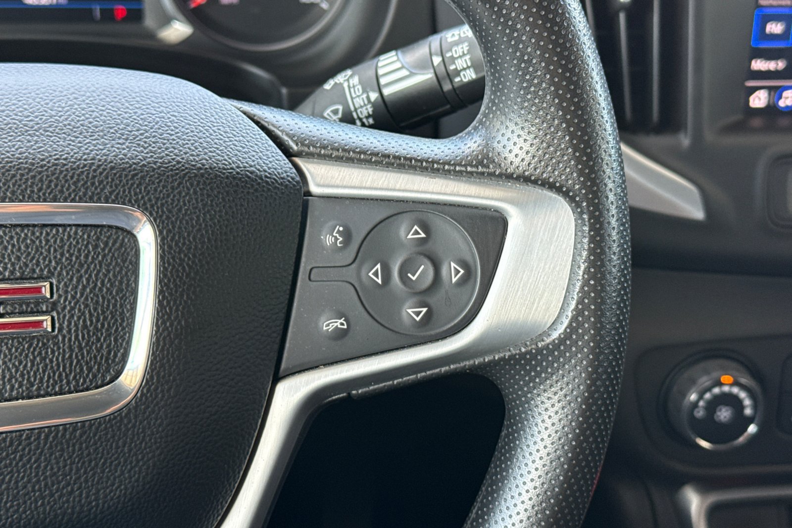 Used 2024 GMC Terrain SLE AWD/4WD image 35
