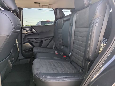 New 2025 Mitsubishi Outlander SE image 14