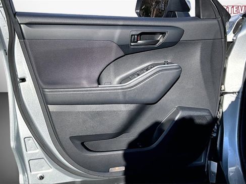 Used 2024 Toyota Highlander LE image 18