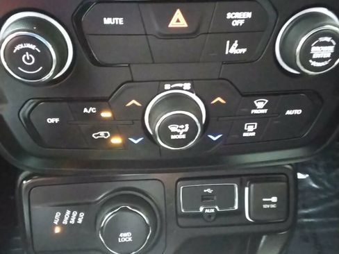 Used 2023 Jeep Renegade Latitude AWD/4WD image 22