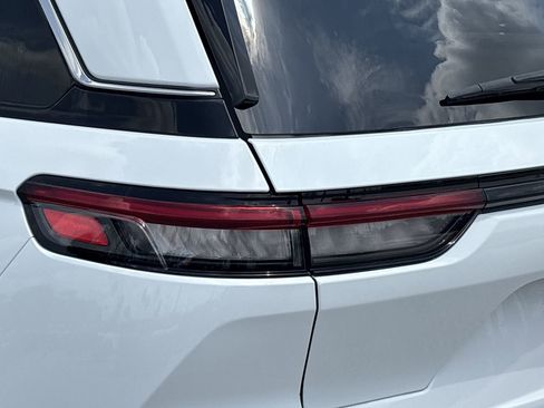 Used 2023 Jeep Grand Cherokee Laredo RWD image 7