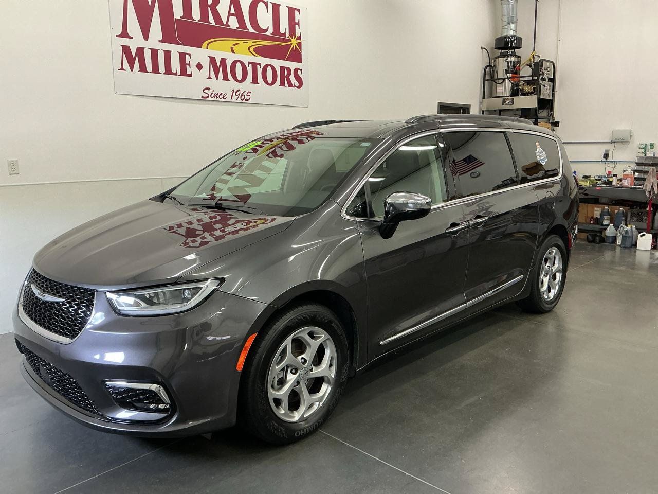 Used 2023 Chrysler Pacifica Limited FWD image 3