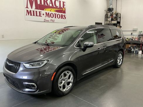 Used 2023 Chrysler Pacifica Limited FWD image 3