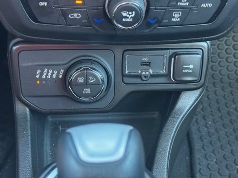 Certified 2023 Jeep Renegade Trailhawk AWD/4WD image 35