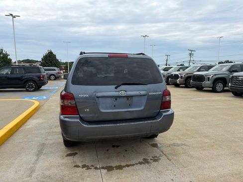 Used 2005 Toyota Highlander 2WD V6 w/ 3rd Row image 4