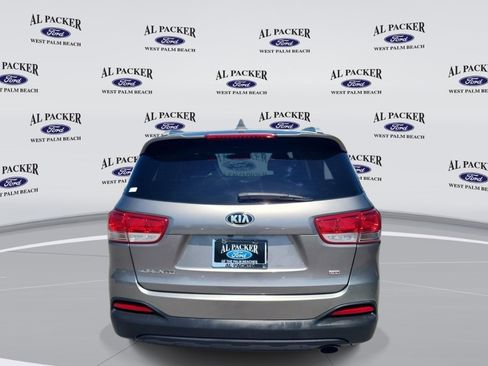 Used 2018 Kia Sorento FWD image 4