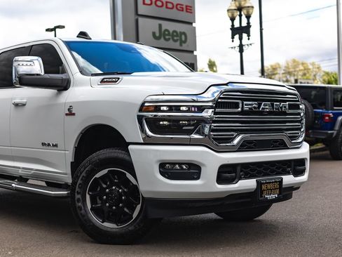 Used 2025 RAM 3500 Laramie AWD/4WD image 3