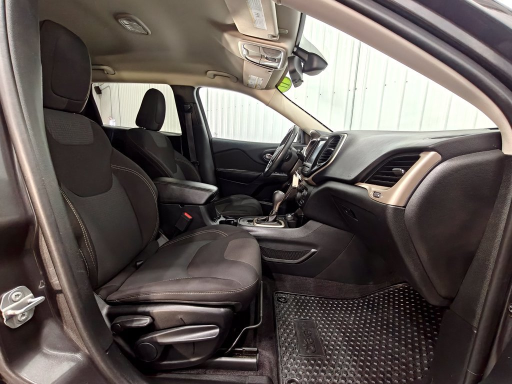 Used 2017 Jeep Cherokee Latitude w/ Cold Weather Group AWD/4WD image 21