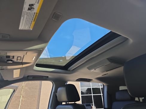 Used 2017 Chevrolet Suburban Premier image 32