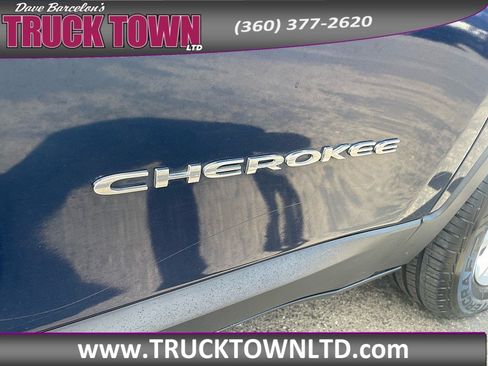 Used 2018 Jeep Cherokee Latitude Plus AWD/4WD image 38