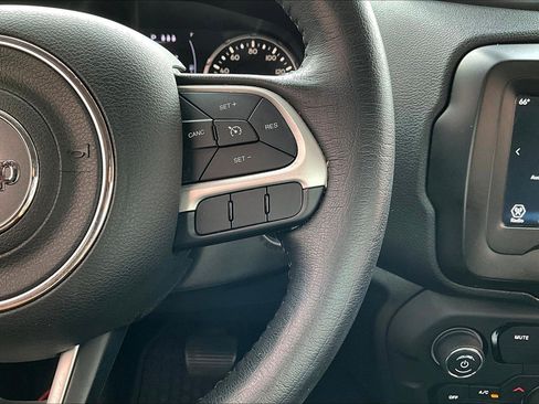 Used 2019 Jeep Renegade Latitude w/ Cold Weather Group AWD/4WD image 12