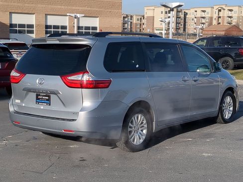 Used 2016 Toyota Sienna XLE image 5