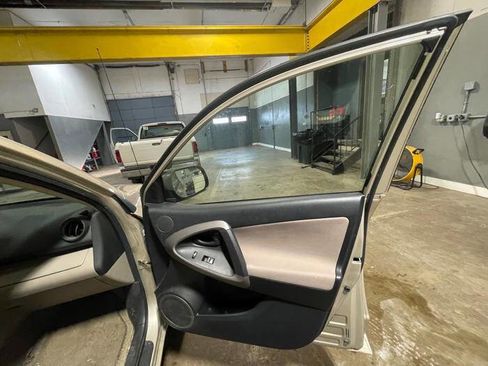 Used 2006 Toyota RAV4 Base 4dr SUV 4WD image 28