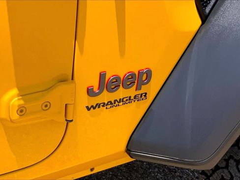 Used 2021 Jeep Wrangler Unlimited Rubicon w/ Cold Weather Group AWD/4WD image 10