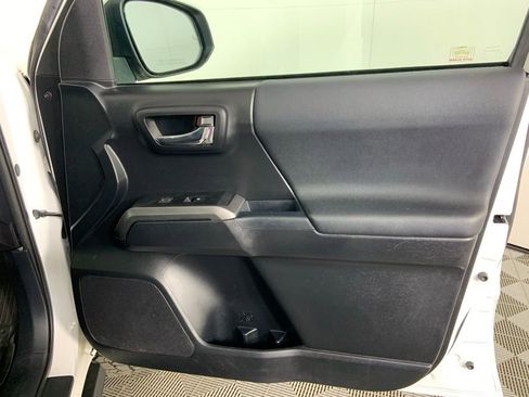 Used 2017 Toyota Tacoma TRD Off-Road w/ Premium & Technology Package image 13