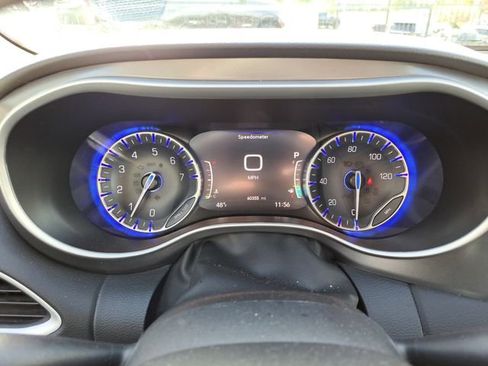 Used 2024 Chrysler Pacifica Touring-L image 12