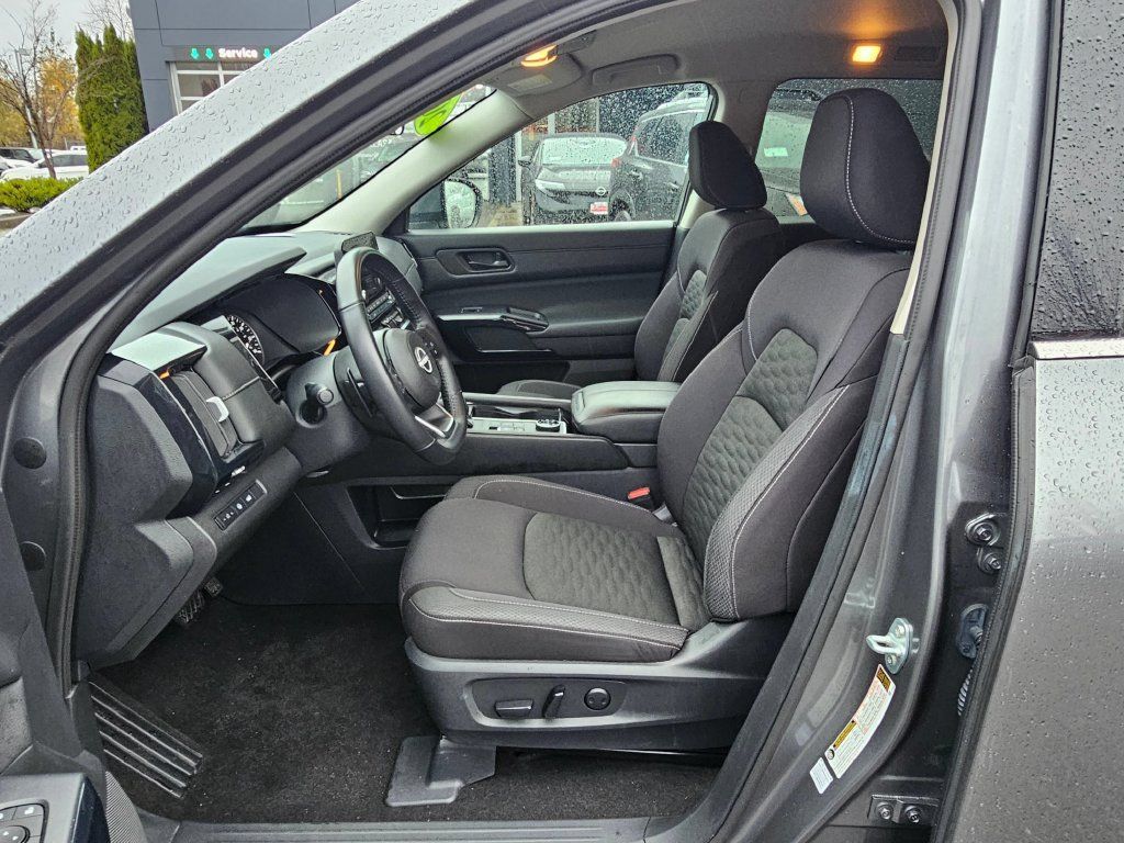 Used 2025 Nissan Pathfinder SV AWD/4WD image 17