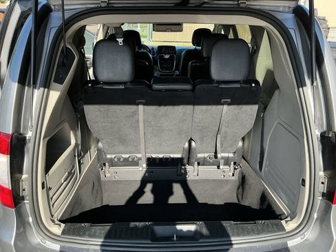 Used 2016 Chrysler Town & Country Touring FWD image 22