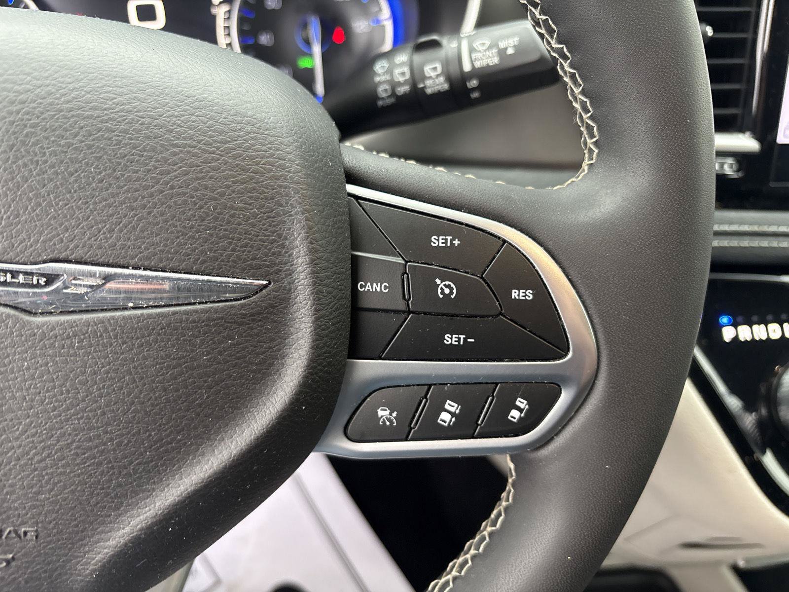 Used 2023 Chrysler Pacifica Touring-L FWD image 18