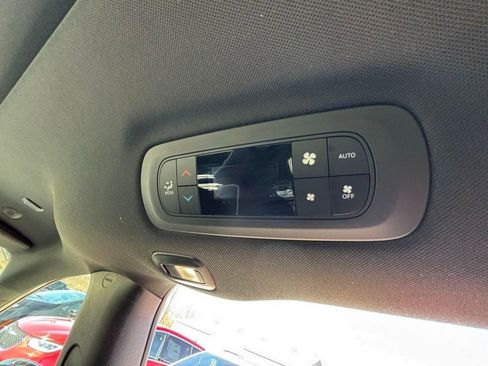 Used 2025 Chrysler Pacifica Limited w/ Trailer Tow Group FWD image 25