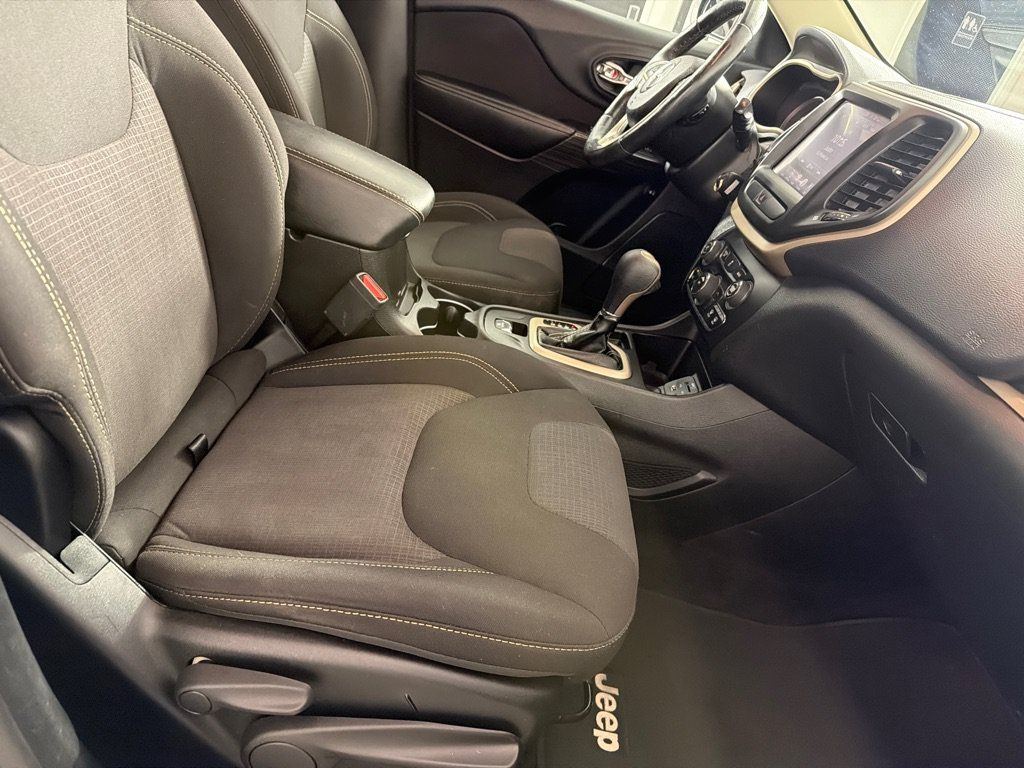 Used 2017 Jeep Cherokee Latitude FWD image 23