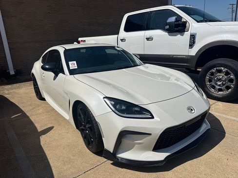 Used 2023 Toyota GR86 Premium RWD image 3