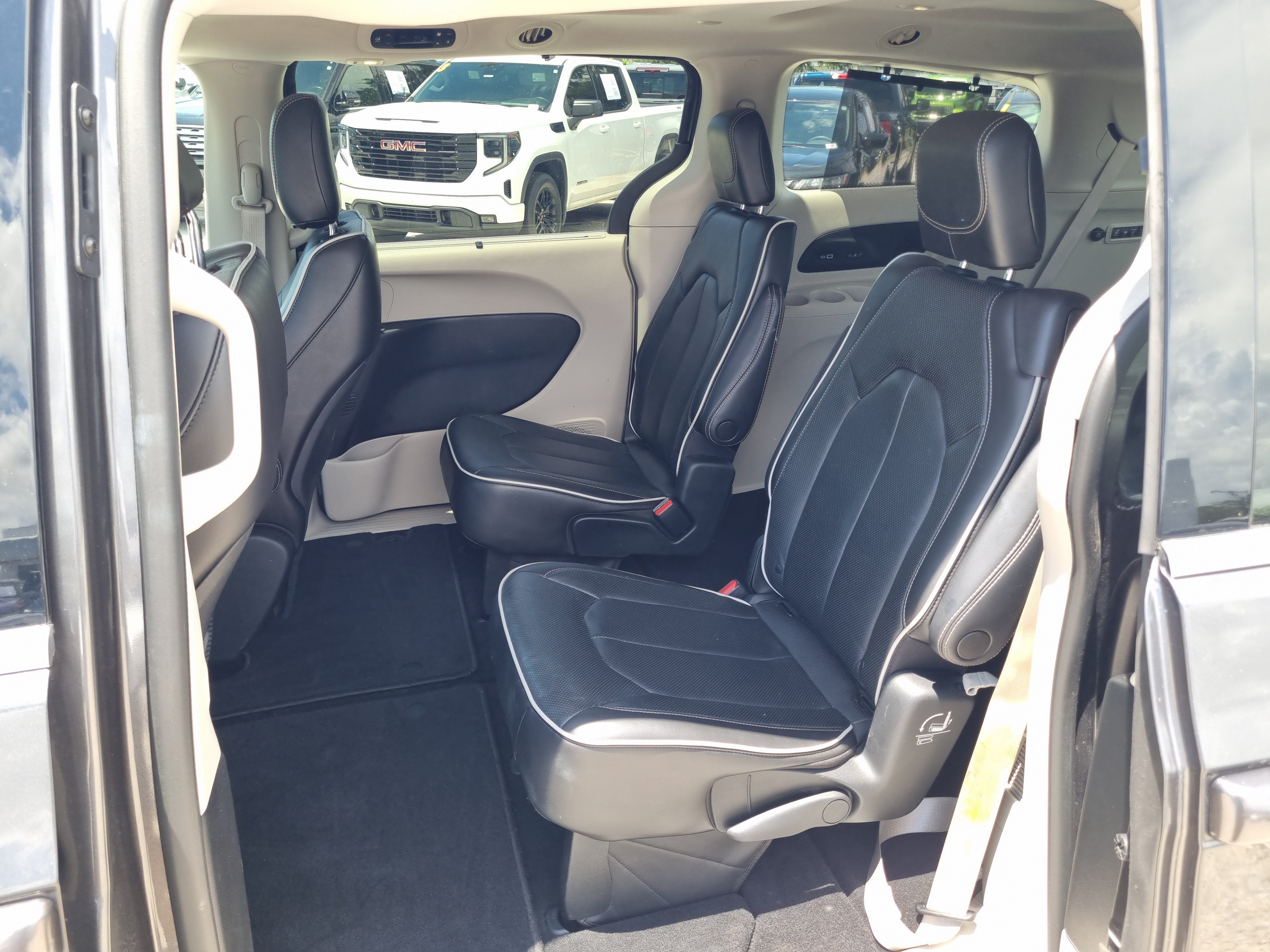 Used 2022 Chrysler Pacifica Limited AWD/4WD image 11