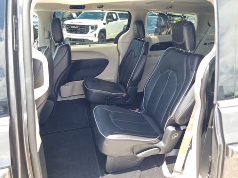 Used 2022 Chrysler Pacifica Limited AWD/4WD image 11